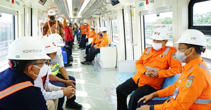 Pastikan Operasional Tepat Waktu, Komisaris Utama KAI Tinjau LRT Jabodebek