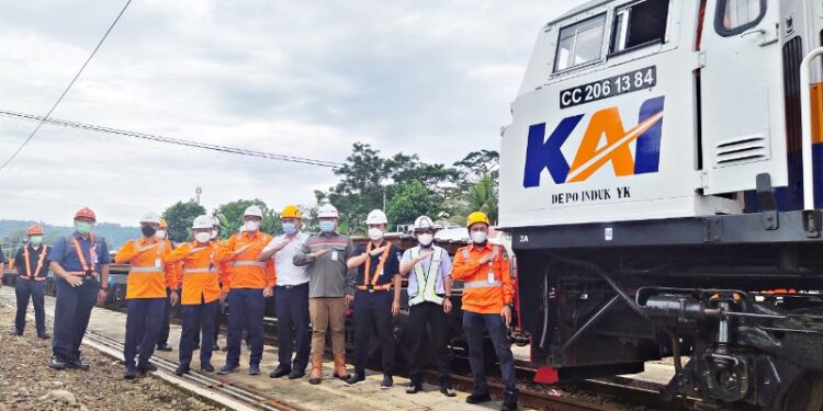 KAI Angkut Rel Kereta Cepat Sepanjang 50 Meter dari Cilacap ke Rancaekek