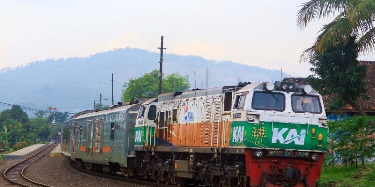 KAI Larang Masyarakat Ngabuburit di Jalur Kereta Api