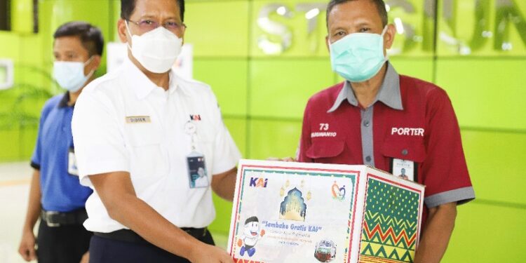 KAI Berikan Bantuan Senilai 328 Juta Rupiah untuk Porter Stasiun