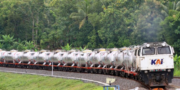 KAI Berkolaborasi dengan PGN untuk Angkut LNG dengan Kereta Api