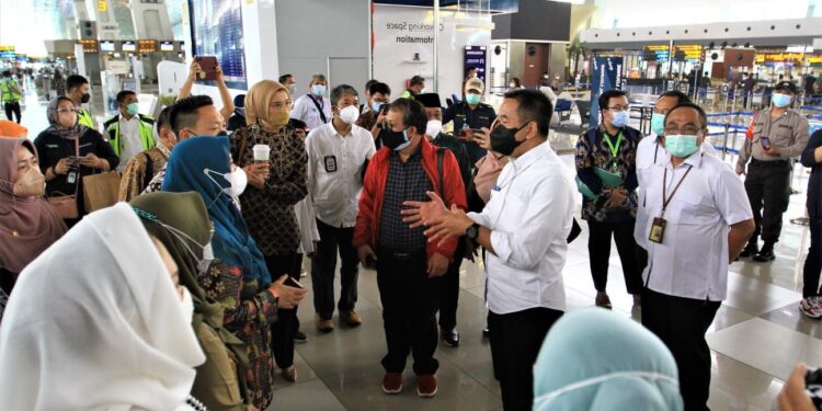 Pemangku Kepentingan Sektor Kesehatan Nasional Tinjau Langsung Pelaksanaan PCR Bagi Penumpang dari Luar Negeri yang Mendarat di Bandara Soekarno-Hatta