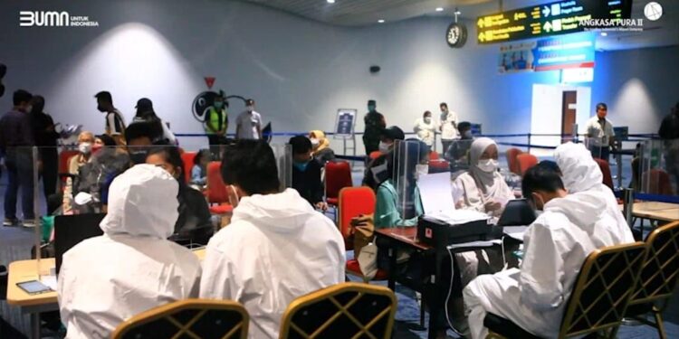 Seluruh Penumpang Dari Luar Negeri Dipastikan Jalani Tes PCR Begitu Mendarat di Bandara Soekarno-Hatta