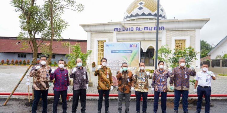 Sukseskan Program BUMN Hijaukan Indonesia, KAI Tanam Pohon dan Hijaukan Stasiun