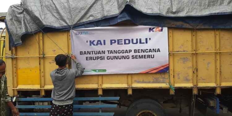 TJSL KAI Salurkan Bantuan Toilet Portable dan Sembako bagi Korban Erupsi Gunung Semeru