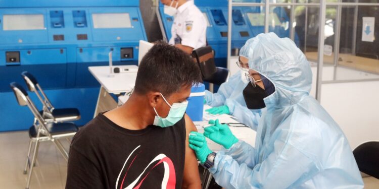 Bantu Lengkapi Persyaratan Naik KA Jarak Jauh, KAI Sediakan Layanan Vaksinasi dan RT-PCR di Stasiun