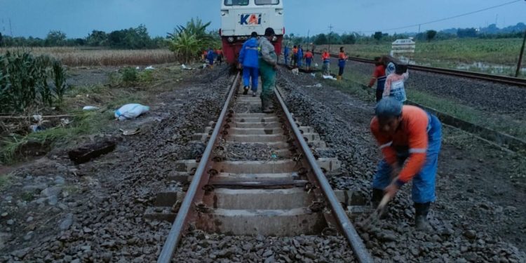 KAI Memohon Maaf Keterlambatan KA Akibat Banjir. Perjalanan KA Memutar via Jalur Selatan