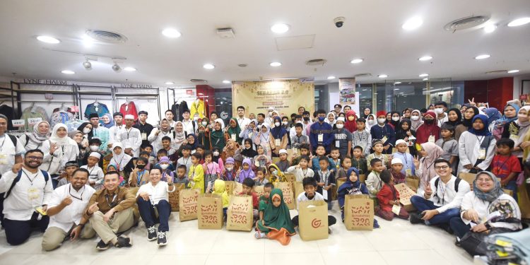 Perwira Pertamina Peduli Ajak Anak-Anak Yatim dan Dhuafa Berbelanja Baju Lebaran