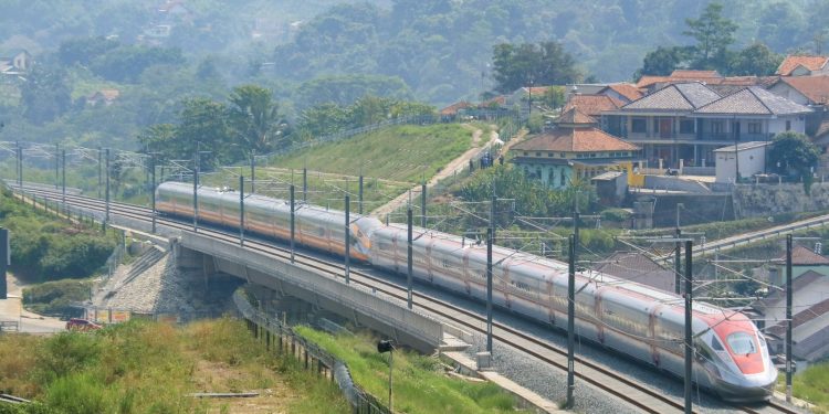 KCJB Uji Kereta Inspeksi dan Kereta Penumpang yang Digandengkan