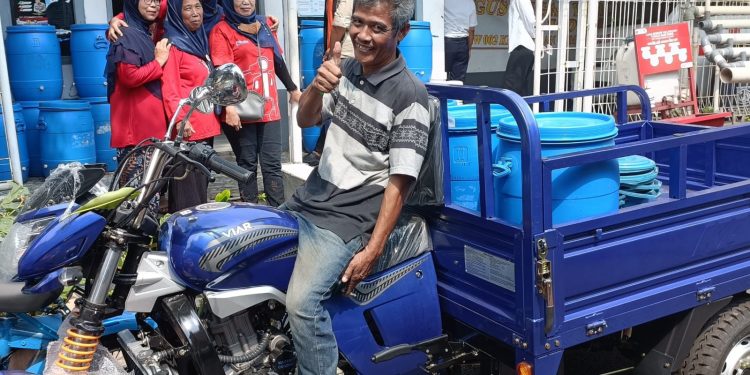 Dukung Lingkungan Berkelanjutan, TJSL ASDP Salurkan Bantuan Motor Gerobak dan Komposter Sampah