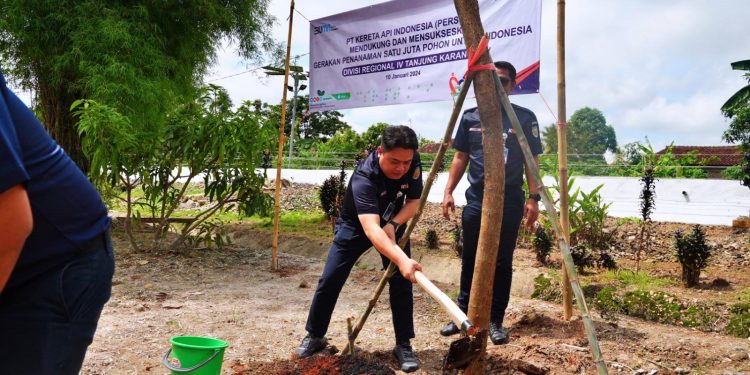 Sukseskan Gerakan Satu Juta Pohon, KAI Tanam Pohon dan Hijaukan Stasiun Serentak di Berbagai Daerah