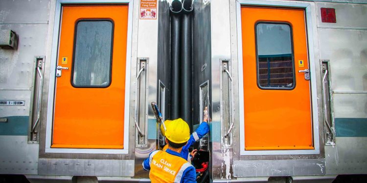Menilik Proses Pencucian Gerbong Kereta Api
