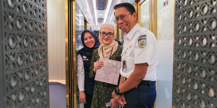 Dirut KAI Berikan Apresiasi kepada Pelanggan Kereta Suite Class Compartment dengan Hijab Buttonscarves